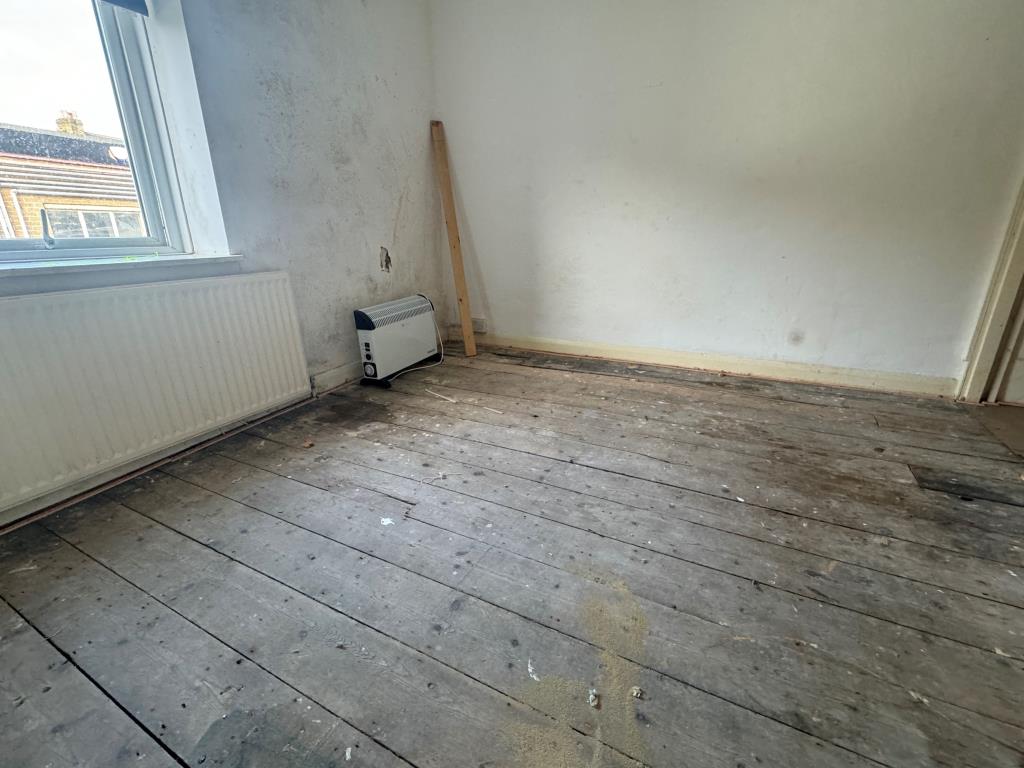Lot: 20 - TWO-BEDROOM END-TERRACE HOUSE FOR IMPROVEMENT - Bedroom 1